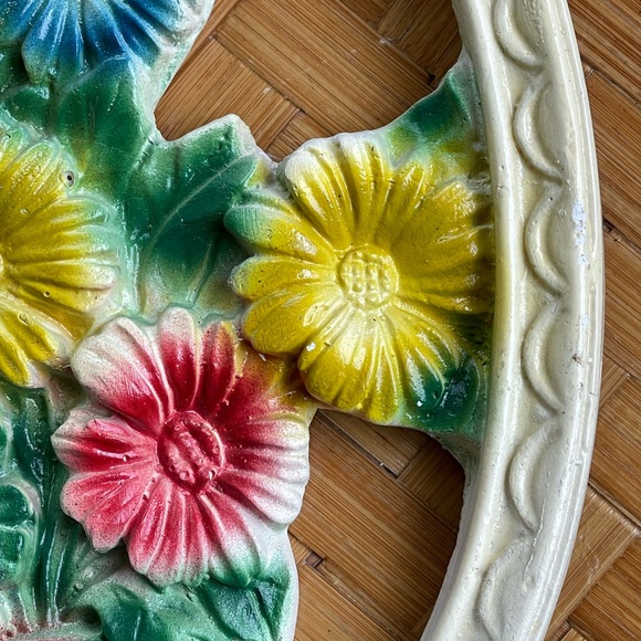 Vintage handmade plaster wall art floral chalkware - Picture 3 of 13